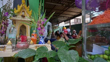 Famosa-Ensalada-De-Papaya-Tailandesa-Preparada-Por-Un-Vendedor-Ambulante-Local-Que-Está-Parcialmente-Oculta-En-El-Vídeo,-Tomado-En-Las-Calles-De-Bangkok,-Tailandia