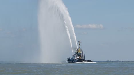 Tugboat-Reverses-at-Sea-Using-Massive-Water-Cannons-Fire-Fighting-Ship