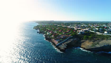 Die-Drohne-Steigt-Entlang-Der-Felsigen,-Exponierten-Küstenklippen-Des-Viertels-Curaçao-Hinab