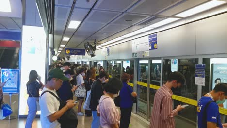 Plataforma-De-La-Estación-De-Tren-MRT-En-Bangkok-Con-Viajeros-Esperando-Que-Llegue-El-Tren