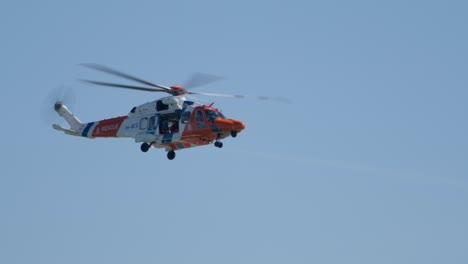 Niederländischer-Rettungshubschrauber-PH-NCG-Fliegt,-Blauer-Himmel-Im-Hintergrund,-Niedriger-Winkel