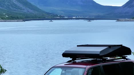 Vehículo-De-Camping-Estacionado-A-Orillas-Del-Fiordo-De-Gryllefjord-Con-Vistas-Al-Puente-De-Gryllefjord-En-Senja,-Noruega