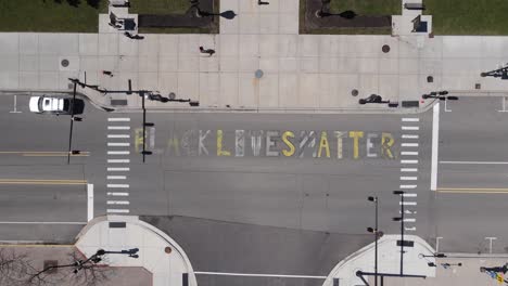 Black-Lives-Matter-Auf-Die-Straße-Vor-Der-Hauptstadt-Des-Bundesstaates-Michigan-Gemalt,-Luftaufnahme-Von-Oben