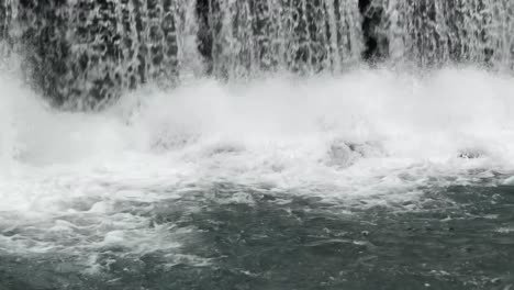Wasserfall,-Der-In-Einen-Fluss-Spritzt,-Nahaufnahme
