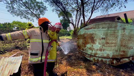 Asiatischer-Feuerwehrmann-Während-Eines-Brandbekämpfungseinsatzes-Im-Freien-Auf-Dem-Land-In-Indonesien,-Aus-Nächster-Nähe