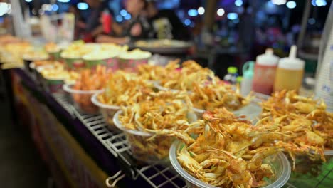 Tassen-Mit-Leckeren-Gebratenen-Krabbenomeletts,-Die-In-Einem-Imbissstand-Auf-Dem-Wochenendnachtmarkt-Chatuchak-In-Bangkok,-Thailand,-Ausgestellt-Und-Verkauft-Werden