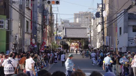 Osaka-Tenmangu-Schrein,-Während-Die-Polizei-Die-Straßen-Für-Die-Tenjin-Matsuri-Parade-Räumt