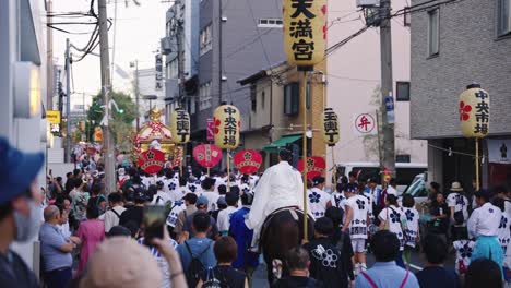 Procesión-Del-Festival-Tenjin-Matsuri-Mientras-El-Sacerdote-Monta-A-Caballo-En-Cámara-Lenta