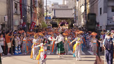 Mujeres-Japonesas-Liderando-El-Desfile-De-Tenjin-Matsuri-En-El-Santuario-Tenmangu