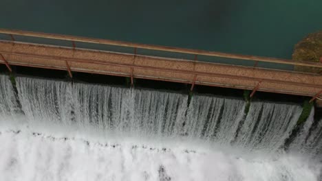 Wasserfalldamm-–-Schneller-Abhebewinkel-Von-Der-Nach-Unten-Blickenden-Drohne