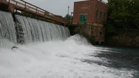 Annäherung-An-Den-Grund-Des-Wasserfalls-Vom-Damm,-Der-In-Den-Fluss-Fließt---Drohnenwinkel