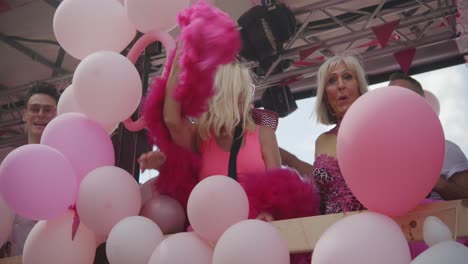 Mujeres-Y-Una-Dragqueen-Con-Vestidos-Rosas-Bailando-En-Un-Camión-Durante-El-Desfile-Del-Orgullo-Gay-De-Amberes-2023-En-Bélgica-Con-Globos-Rosas