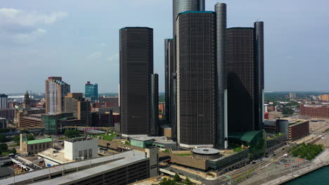 Luftaufnahme-über-Dem-GM-Komplex-In-Detroit-City,-Sonniger-Tag-In-Michigan,-USA