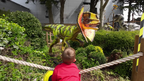 Family-enjoying-a-day-out-visiting-a-Dinosaur-theme-park-in-Lincolnshire-England