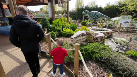 Family-enjoying-a-day-out-visiting-a-Dinosaur-theme-park-in-Lincolnshire-England
