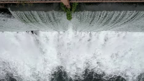 Rauschendes-Wasser-Durch-Einen-Damm,-Der-Aus-Dem-Drohnenwinkel-4k-30fps-Direkt-Nach-Unten-Blickt