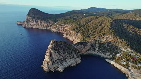 Malerische-Felsklippen,-Umgeben-Von-Blauem-Meerwasser-An-Der-Cala-Salada-Auf-Ibiza,-Spanien,-Luftaufnahme,-Weitwinkelaufnahme