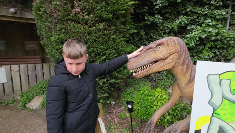 Family-enjoying-a-day-out-visiting-a-Dinosaur-theme-park-in-Lincolnshire-England