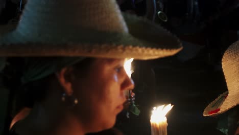 Cerca-De-Rostros-De-Mujeres-Con-Sombreros-Mexicanos-Y-Brillo,-Sostienen-Velas-En-La-Vigilia-Nocturna,-Manifestación-Por-Los-Derechos-De-Las-Mujeres