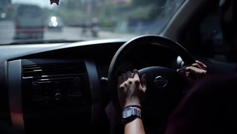 Manos-En-El-Volante-Al-Conducir-A-Baja-Velocidad-Desde-El-Interior-Del-Coche.