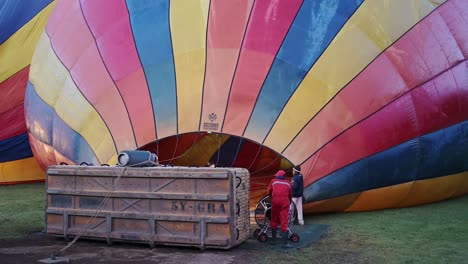 Aufbau-Eines-Heißluftballons-Auf-Einer-Safaritour-Im-Abenteuerurlaubstourismus,-Afrikanische-Tierwelt-Im-Masai-Mara-Nationalreservat,-Kenia,-Afrika-Safaritiere-Im-Naturschutzgebiet-Masai-Mara-Nord