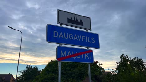 Daugavpils-Ciudad-Lugar-Nombre-Signo-Placa-Letrero-Durante-La-Puesta-De-Sol