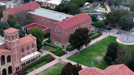 Vuelo-Aéreo-Pasando-Por-Dickson-Court-En-Ucla-Con-Estudiantes-Fuera-Del-Edificio-Del-Royal-Hall