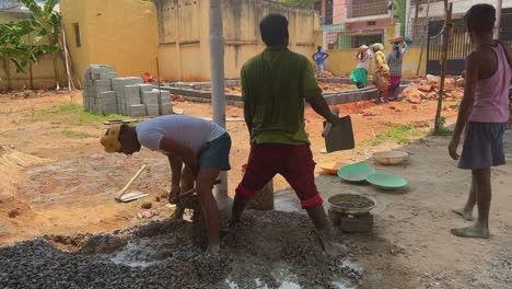 Grupo-De-Trabajadores-De-La-India-Mezclando-Hormigón-Manualmente