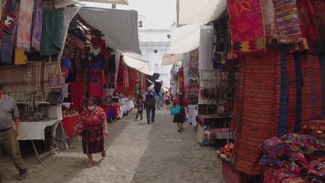 Zeitraffer-POV-Spaziergang-Durch-Straßenmarktstände-In-Antigua,-Guatemala