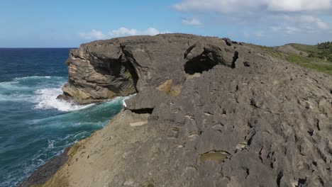 Felsige-Küstenformation-Am-Strand-Von-Arecibo-Puerto-Rico-Mit-Wellen,-Die-Auf-Die-Felsen-Schlagen