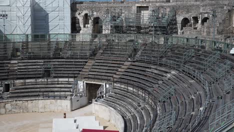 Toma-Inclinada-Lenta-De-La-Construcción-Y-Renovaciones-Que-Se-Llevan-A-Cabo-En-El-Estadio-De-Nimes.