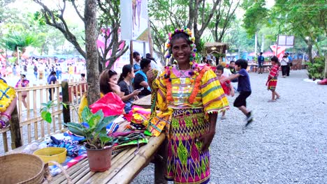 Una-Mujer-Tribal-Sonriendo-Y-Posando-Para-Una-Sesión-De-Fotos-Con-Cámara