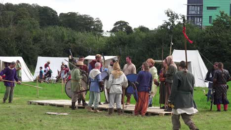 Grupo-De-Recreación-Vikinga-Preparándose-Para-Dar-Exhibición-En-Waterford,-Irlanda