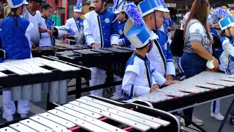 Kinder-Mit-Musikinstrumenten-Zur-Vorbereitung-Auf-Die-Straßenparade