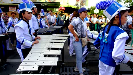 Niños-Con-Instrumentos-Musicales-En-Preparación-Para-El-Desfile-Callejero.