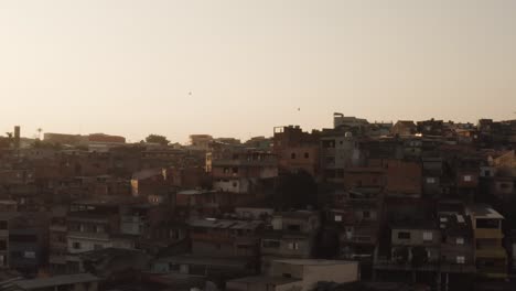 Aufsteigende-Drohnenaufnahme-Von-Favela-Häusern-Im-Bezirk-Inferninho-In-Sao-Paulo-Bei-Sonnenuntergang