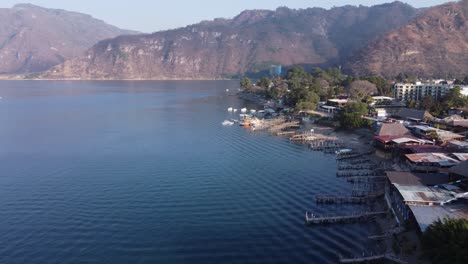 Docks-line-lake-shore-in-village-of-Jaibalito,-Lake-Atitlan-Guatemala