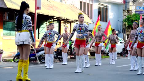 Mujeres-Jóvenes-Con-Disfraces-En-El-Desfile-Callejero