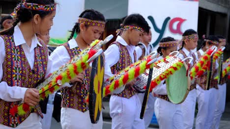 Grupo-De-Jóvenes-Músicos-Tocando-Música-En-Su-Xilófono