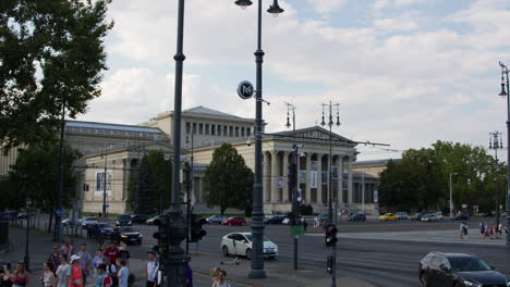 Museum-Der-Schönen-Künste-In-Budapest,-Vorbei-Am-Heldenplatz-Und-Dem-Millennium-Denkmal