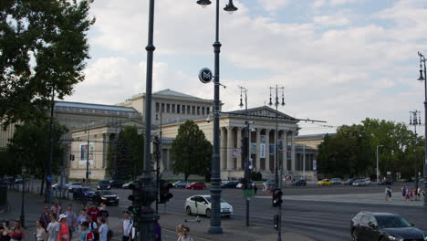 Museo-De-Bellas-Artes-De-Budapest-Pasando-Por-La-Plaza-De-Los-Héroes-Y-El-Monumento-Del-Milenio