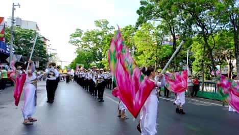 Un-Grupo-De-Mujeres-Jóvenes-Bailando-En-La-Carretera-Con-Una-Gran-Pancarta-En-Las-Manos