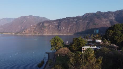 Luftaufnahmen-über-Einem-Blühenden-Baum-Zeigen-Den-Blick-Auf-Die-Bucht-Von-Lake-Atitlan,-Guatemala