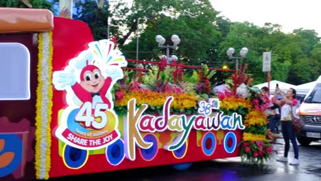 The-famous-food-chain-in-the-Philippines-joins-the-festival-parade-in-Davao-city