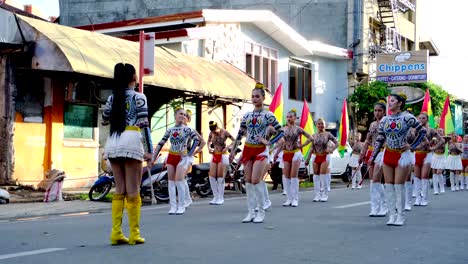 Junge-Frauen-Mit-Kostümen-Auf-Der-Straßenparade