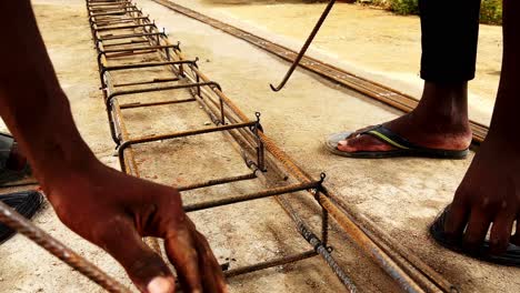 El-Primer-Plano-De-Un-Trabajador-Utiliza-Alambre-De-Acero-Para-Sujetar-Varillas-De-Acero-A-Barras-De-Refuerzo.