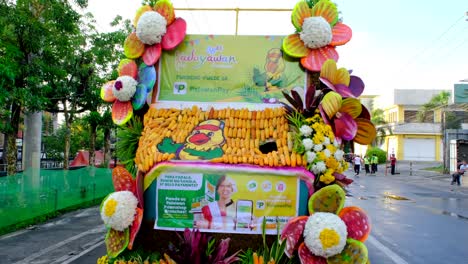 Ein-Fahrzeug-Voller-Blumenschmuck-Ist-Unterwegs