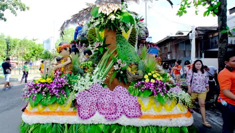 Un-Pozo-Decorado-Con-Flores-Y-Vehículos-Vegetales-Con-Una-Estatua-De-Un-águila-Filipina-En-La-Parte-Superior