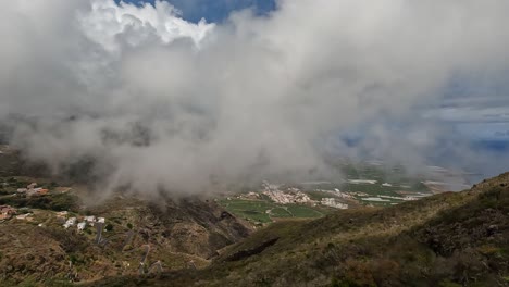 Toma-Estática-De-Nubes-Rápidas-En-La-Costa-Norte-De-Tenerife,-Islas-Canarias.
