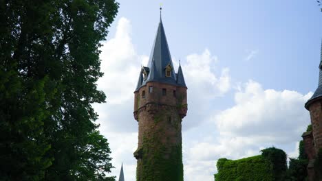 Märchenhafter-Turm,-Magisch,-Nicht-Von-Dieser-Welt,-Super-Realistisch-Von-Rapunzel,-Gefangen-In-Einem-Turm,-Geschichte-Für-Kinder,-Imaginär,-Groß,-Allein,-Mystischer-Ort,-An-Dem-Die-Prinzessin-Wohnen-Kann,-Fiktiver-Wald,-Harry-Potter